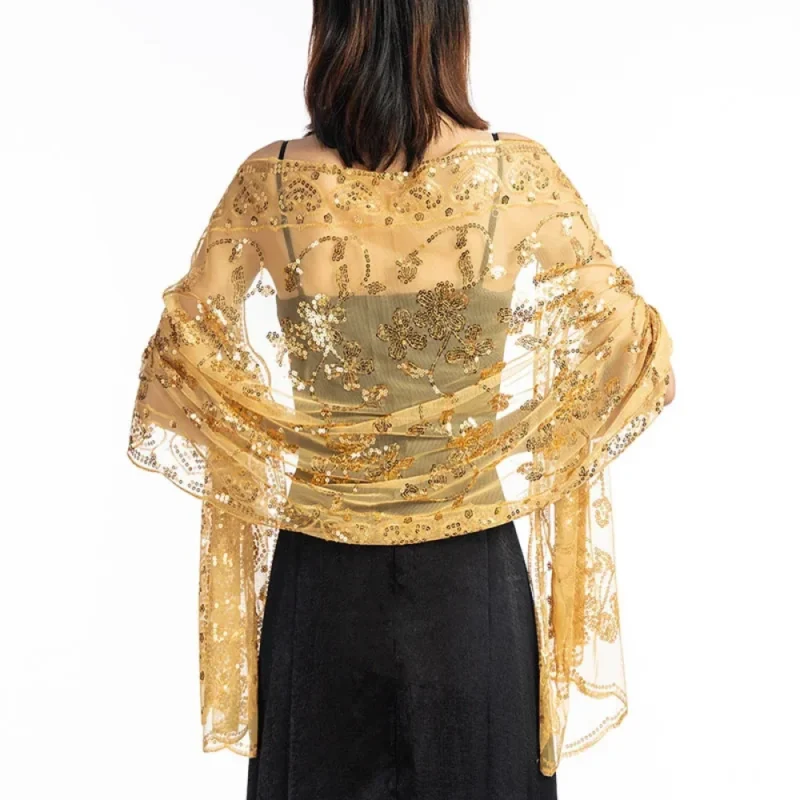 Étole dorée à paillettes et franges portée sur une robe noire