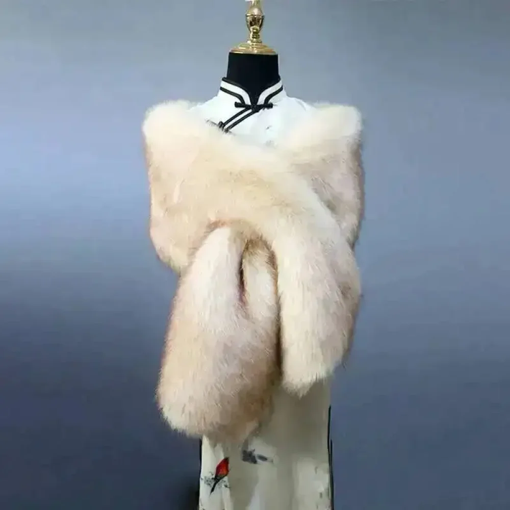 Longue étole en fausse fourrure champagne portée sur mannequin