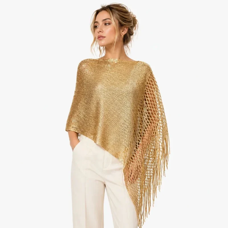 Étole poncho dorée en maille ajourée à franges portée