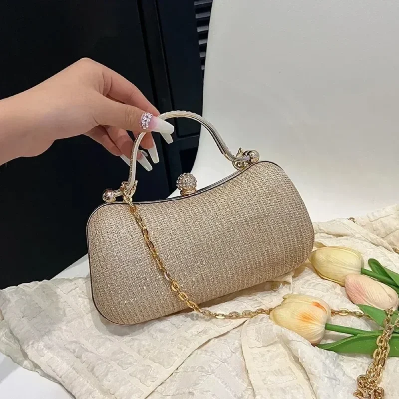 Minaudière dorée pailletée à fermoir métal et chaîne