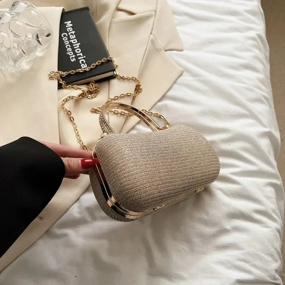 Minaudière pailletée dorée posée avec sa chaîne