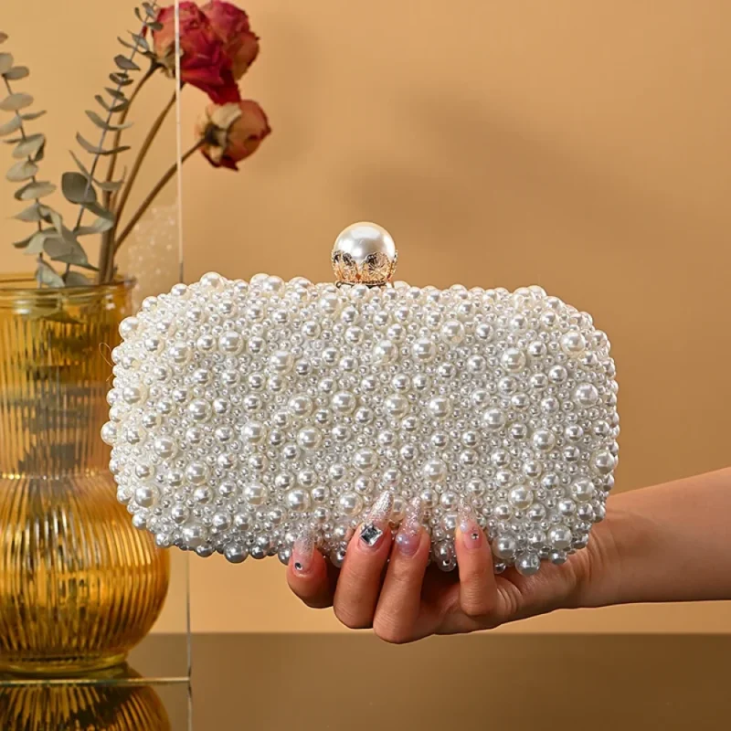 Minaudière beige brodée de perles nacrées pour mariage
