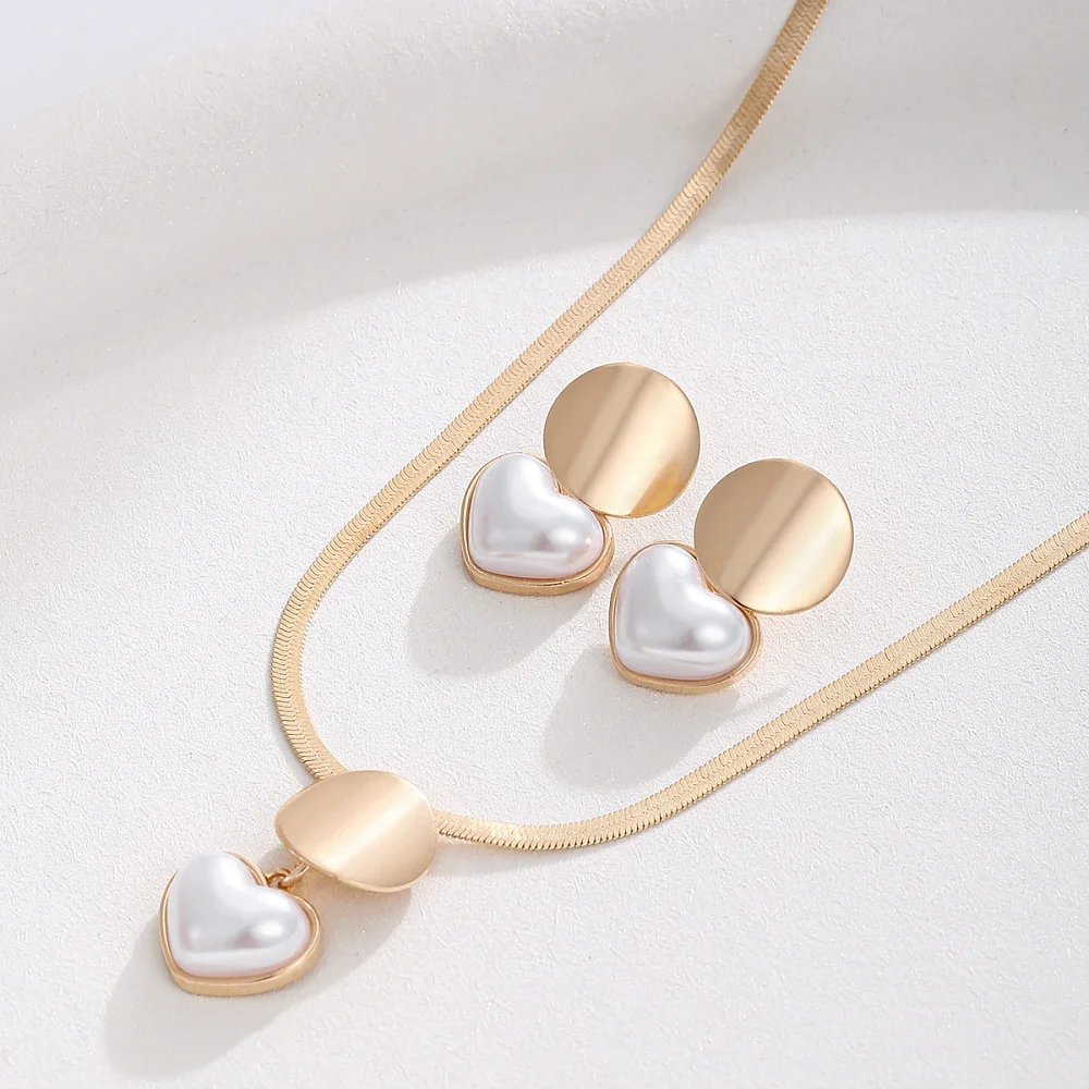 Collier cœur perle doré et boucles d'oreilles posés