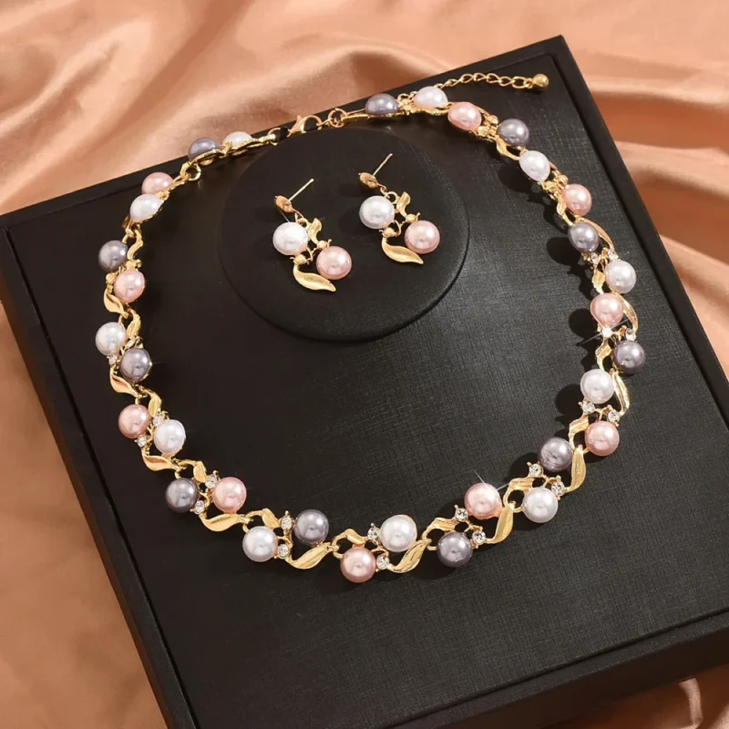 Parure collier et boucles d'oreilles dorées à perles nacrées dans son écrin