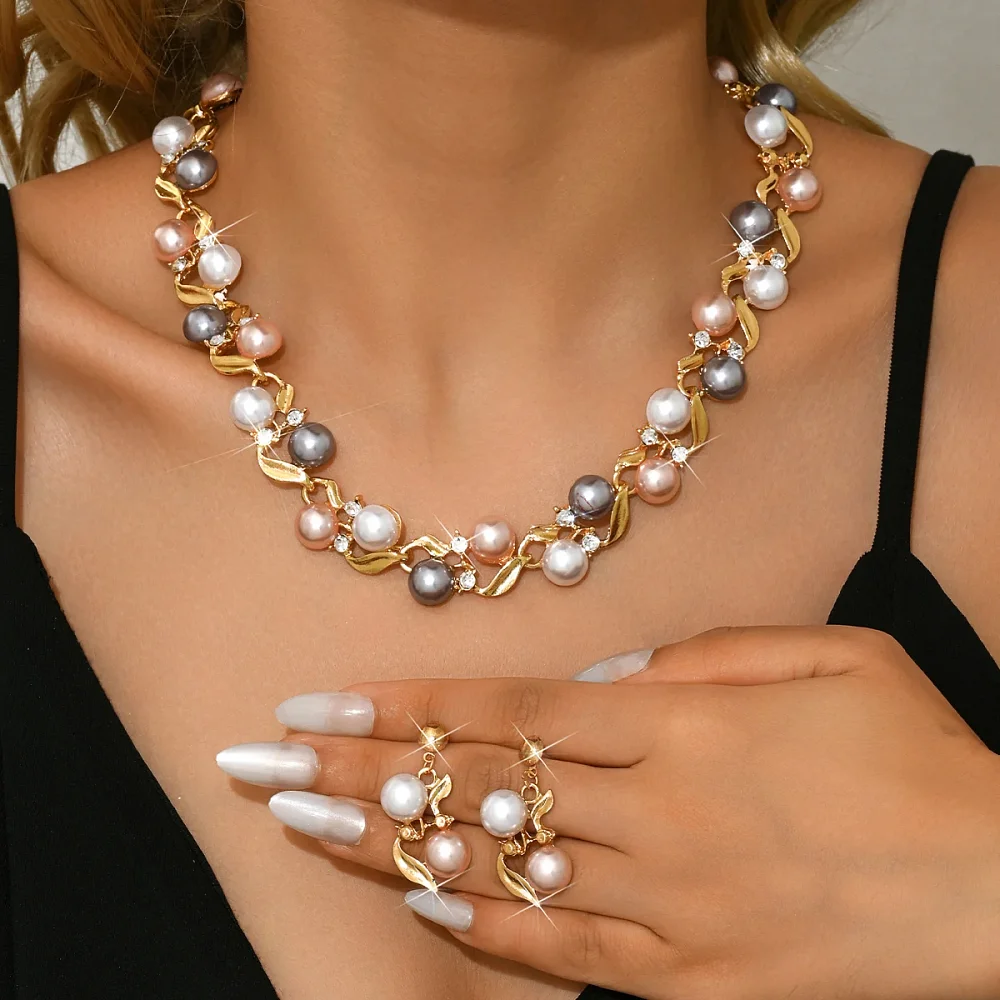 Parure dorée perles nacrées portée avec boucles d'oreilles