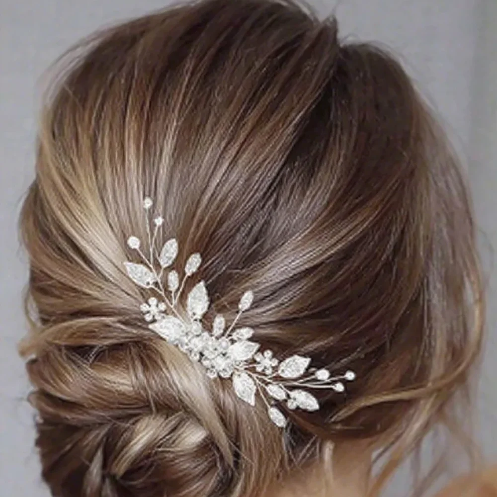 Peigne doré feuilles cristal porté dans un chignon