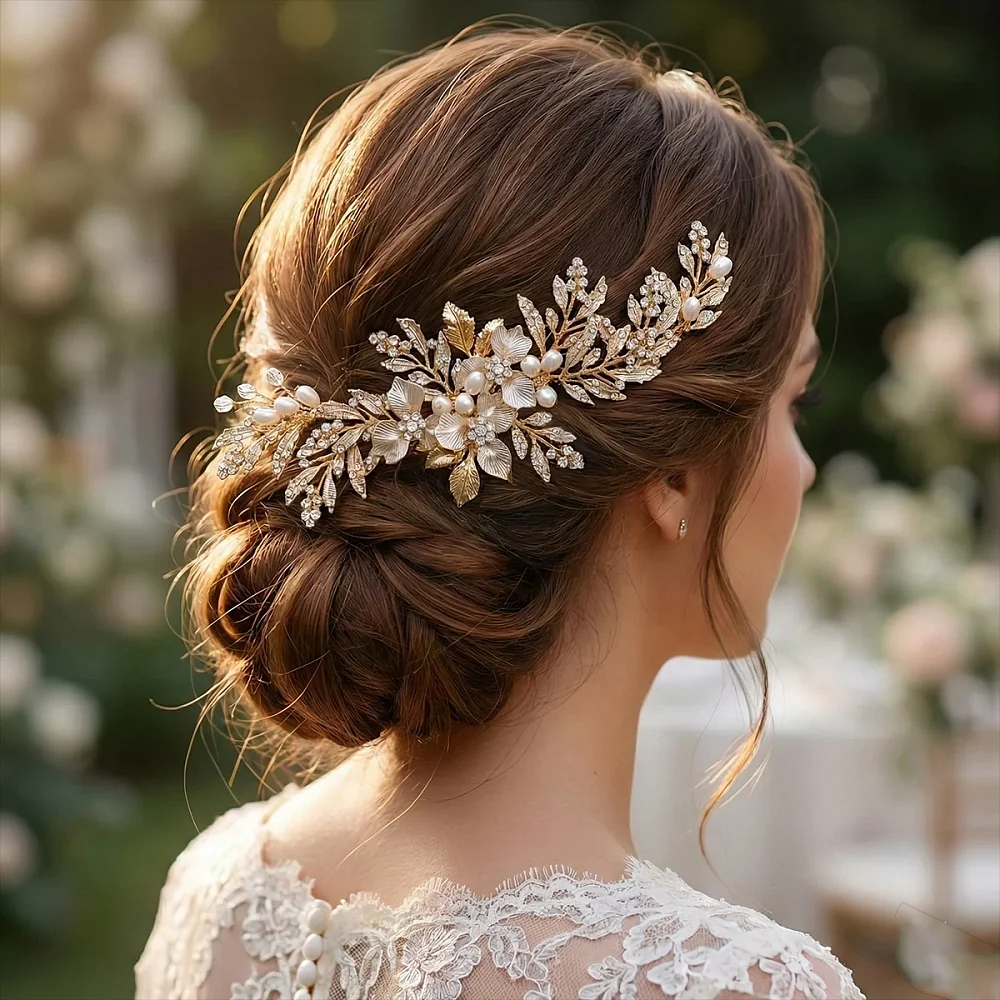 Peigne doré feuilles et fleurs strass porté dans un chignon