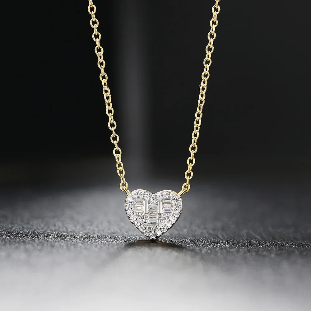 Pendentif cœur cristal doré sur fond sombre