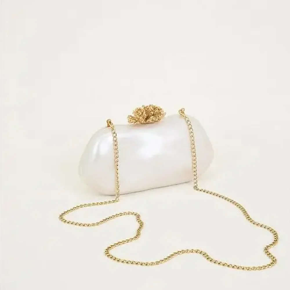 Pochette coquillage ivoire avec chaîne dorée