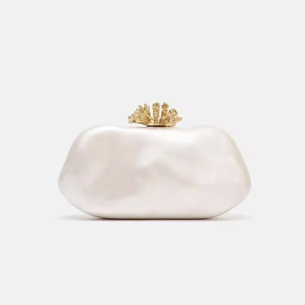 Pochette coquillage ivoire nacrée, vue de face