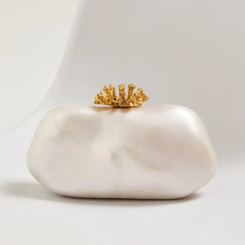 Pochette ivoire en forme de coquillage à fermoir doré