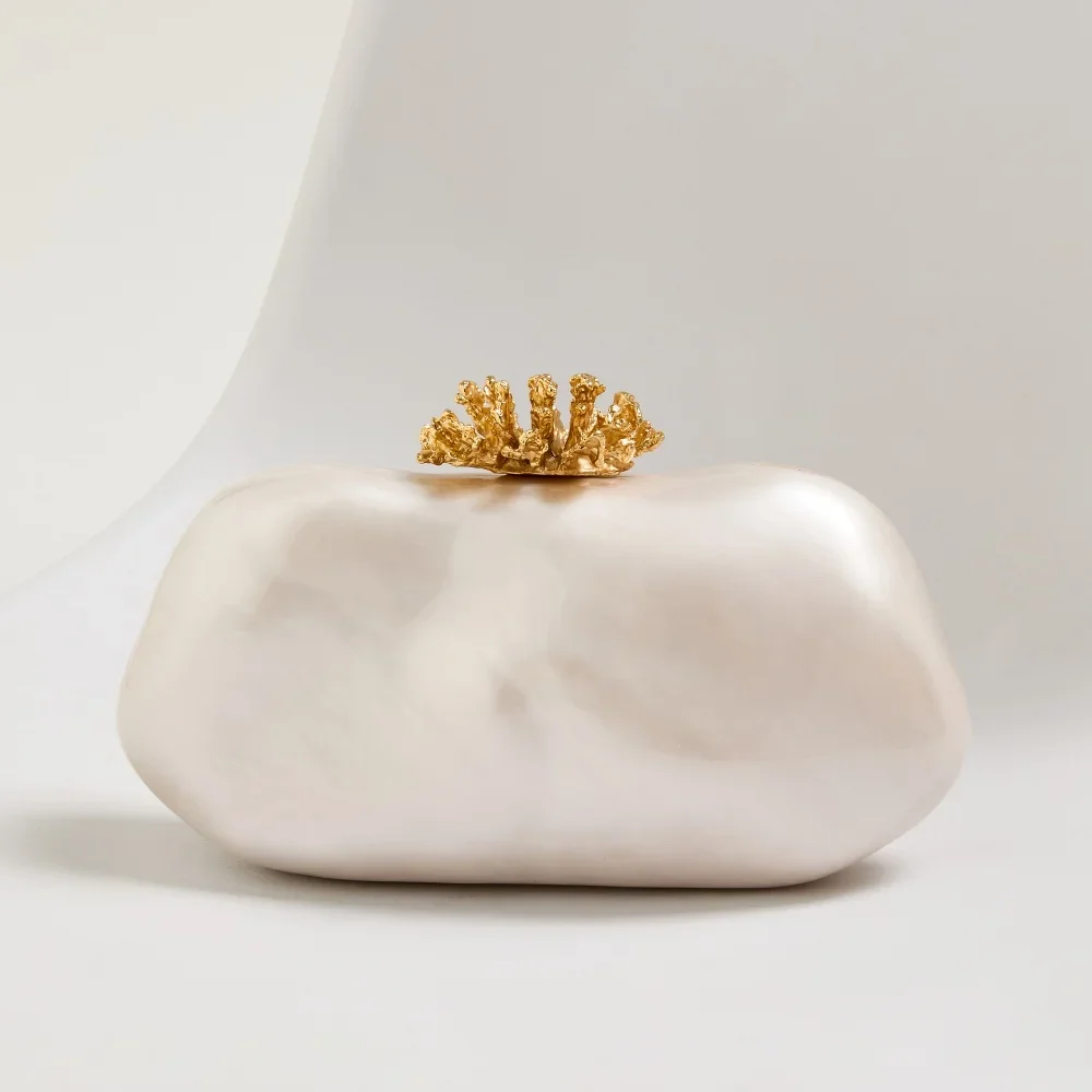 Pochette ivoire en forme de coquillage à fermoir doré
