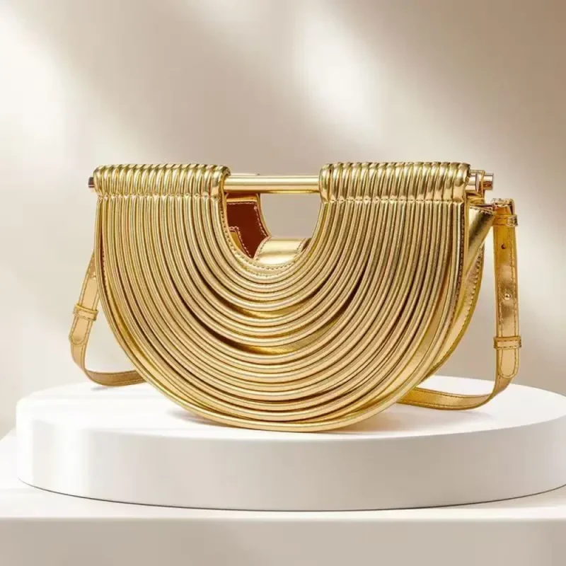 Pochette dorée demi-lune à lanières tissées