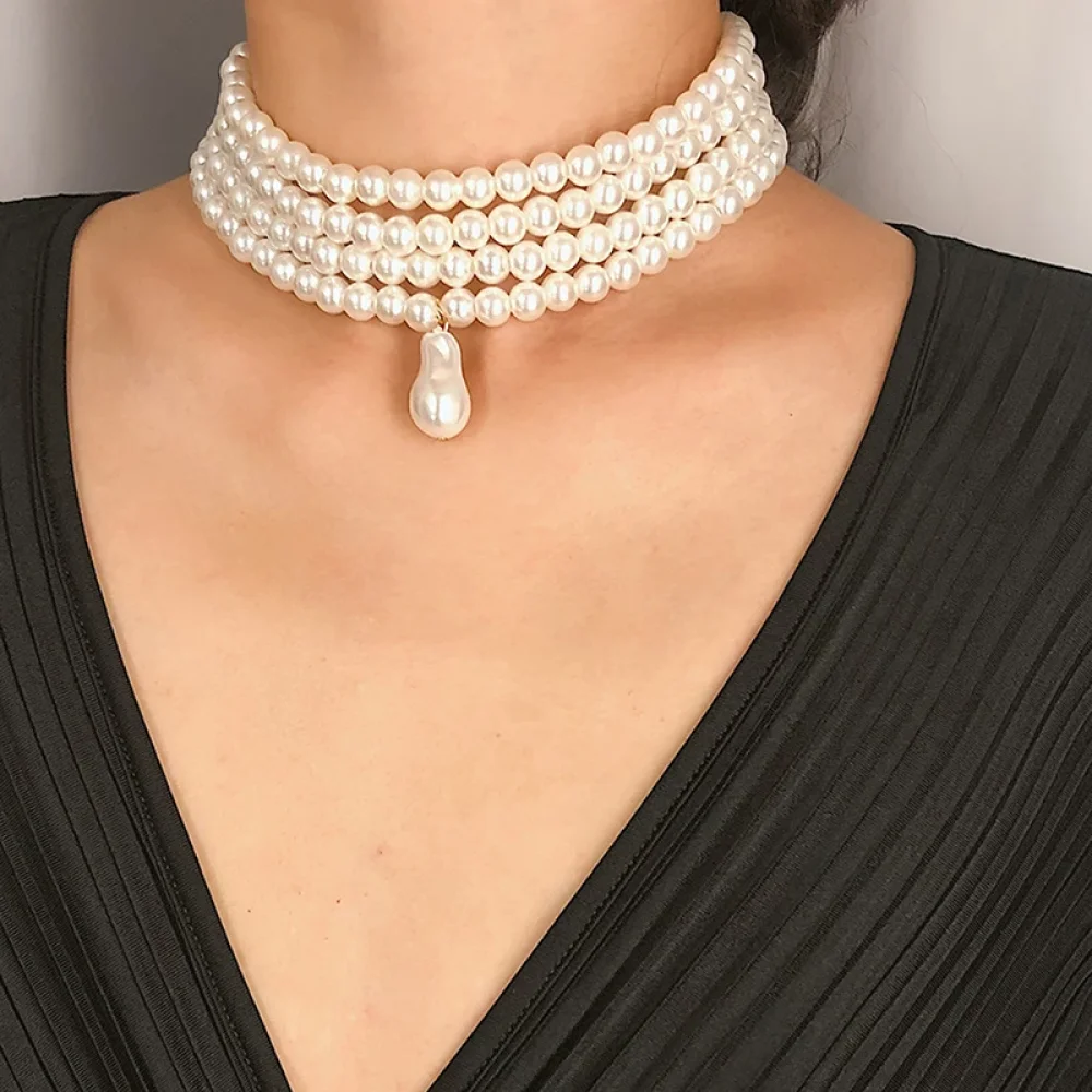 Ras du cou perles multirangs et perle baroque porté en décolleté V